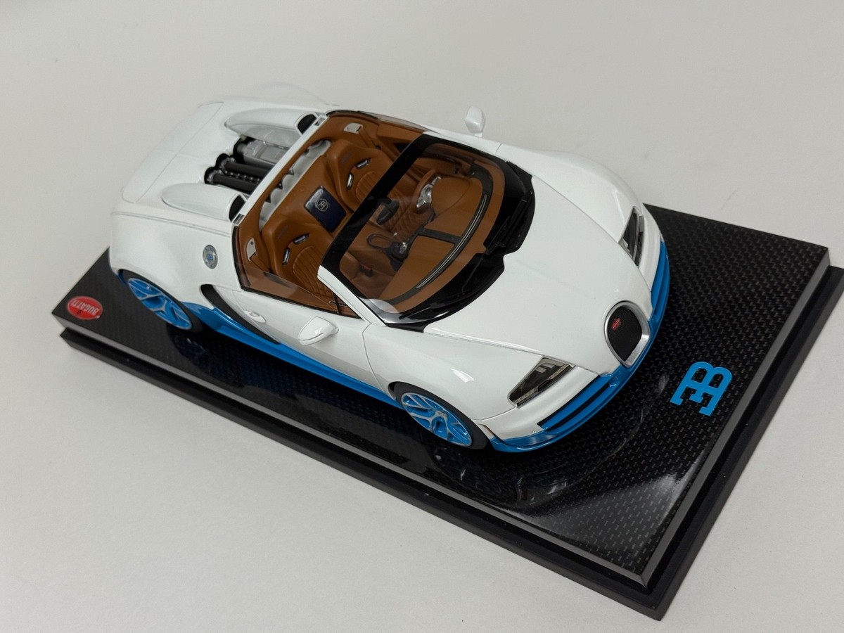 1/18 MR Collection Bugatti Veyron in White and Blue on Carbon base
