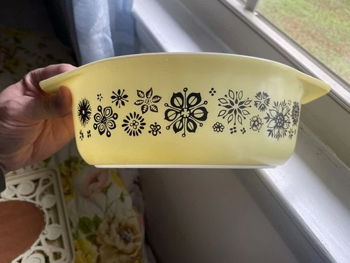Pyrex Vintage Yellow Pressed Flowers 1.5 Qt Casserole Dish 1950s Promotional 043