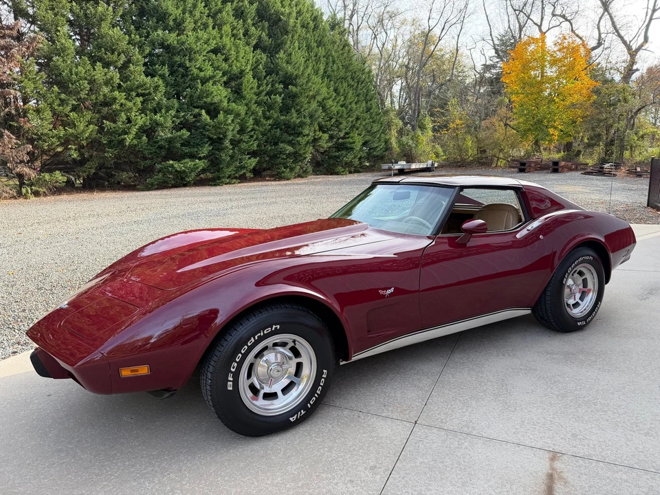 Chevrolet Corvette 1977 cupé 350 V8 techo en T automático Foto 4 de 4