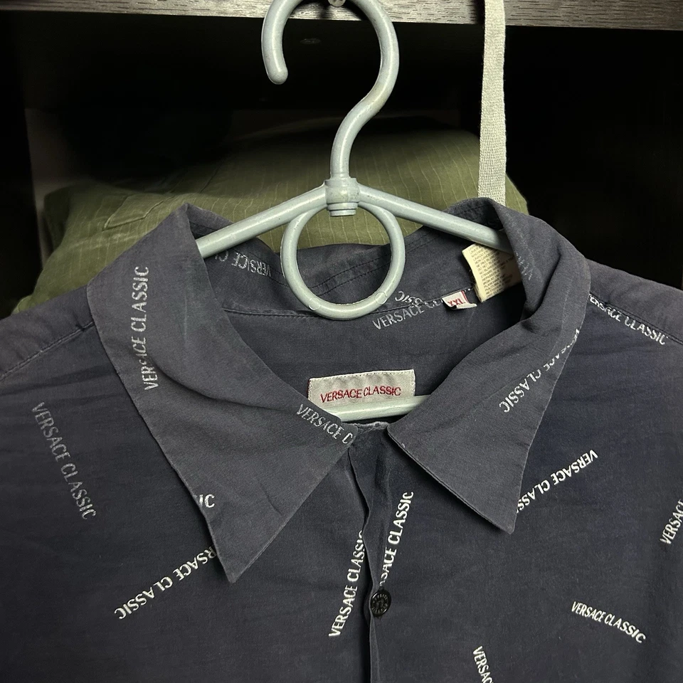 Роскошная классическая винтажная синяя рубашка Versace 90-х с монограммой на пуговицах Oldmoney  - Изображение 3 из 4