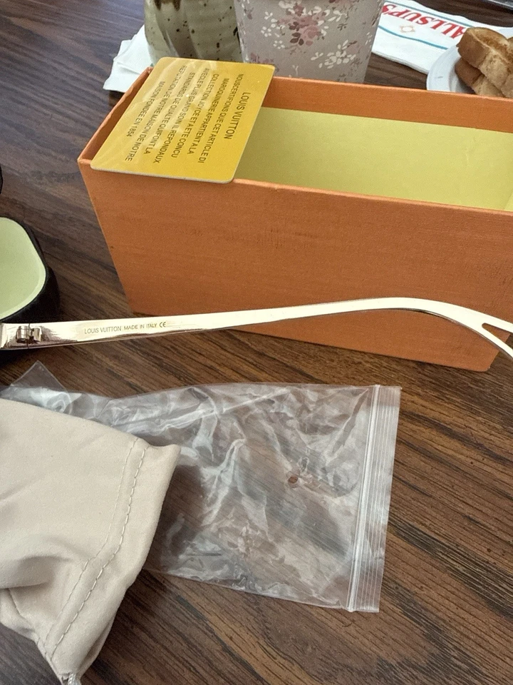 Estuche para gafas de sol Louis Vuitton con caja y bolsa paño de limpieza incluido usado Foto 4 de 4