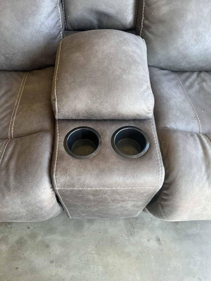 Диван откидывающийся двойной для 2 человек с подстаканником и средней консолью мебель Ashley - Изображение 4 из 4