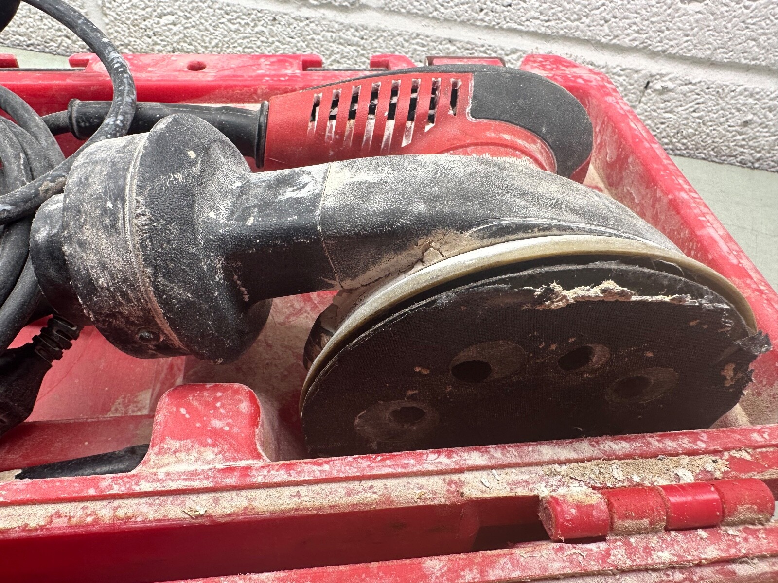 MILWAUKEE (6021-21) Corded 5 in. Random Orbit Palm Sander w/ Case