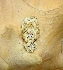 9.5MM 2-TONE 14K YELLOW GOLD DIAMOND CUT DC HAWAIIAN PLUMERIA SLIPPER PENDANT