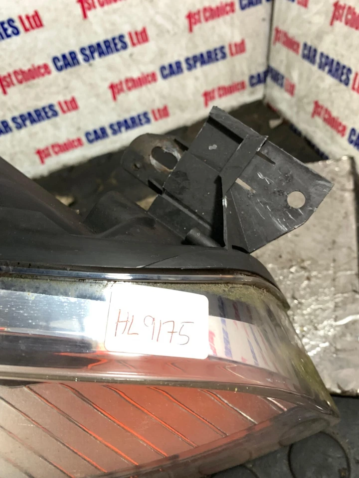 Citroen c4 Picasso 2008 DRIVER SIDE head light lamp BROKEN CLIP - image 4 of 4