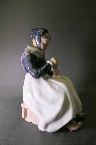 Alte Royal Copenhagen Figur Lotte Benter "Amager-Mädchen näht" Nr. 1317 H. 25 cm - Bild 8 von 12