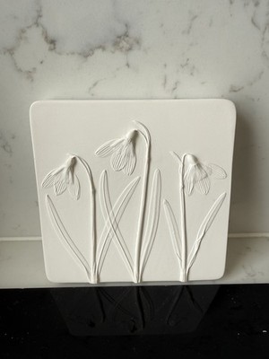 Kunstfliese aus Gipsguss von Rachel Dein Erbsen in einem POD, vom Künstler signiert. UVP 70 £