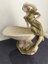 Royal Dux Art Nouveau - N° 818  -Jeune Femme Assise Sur Un Coquillage 