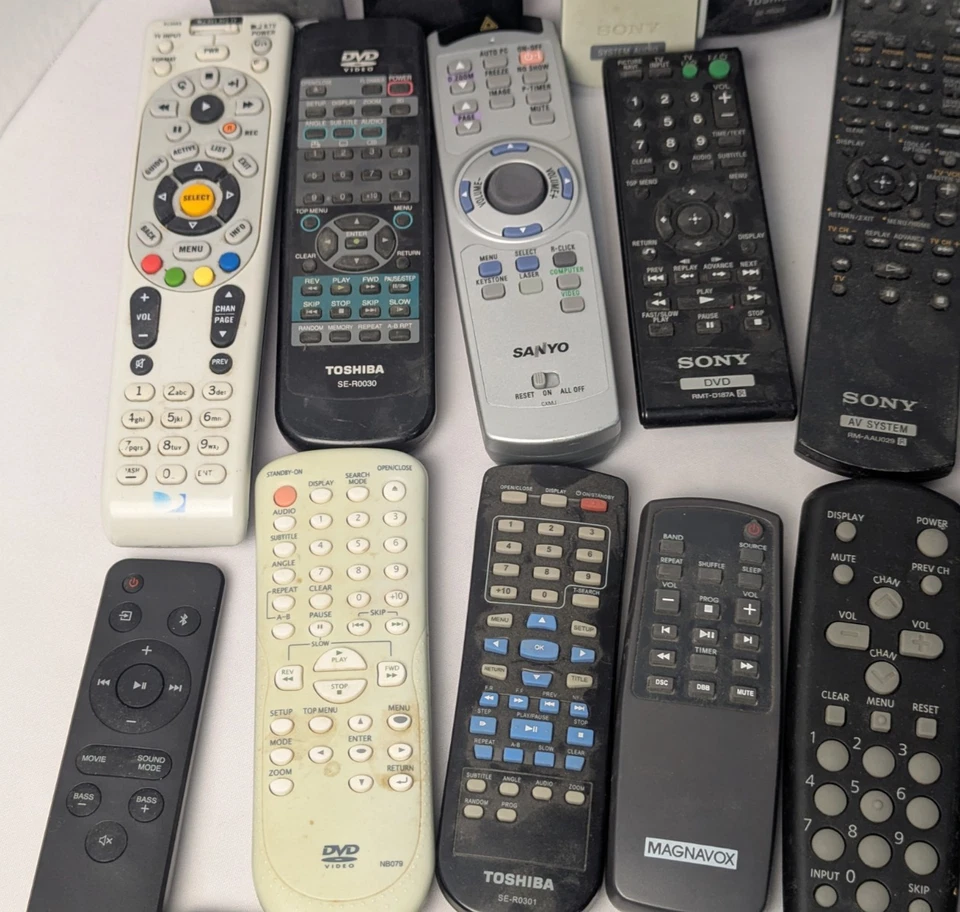 Lot of 39 Remote Controls Untested Unsorted Toshiba Sony Sanyo Emerson - Image 4 of 4
