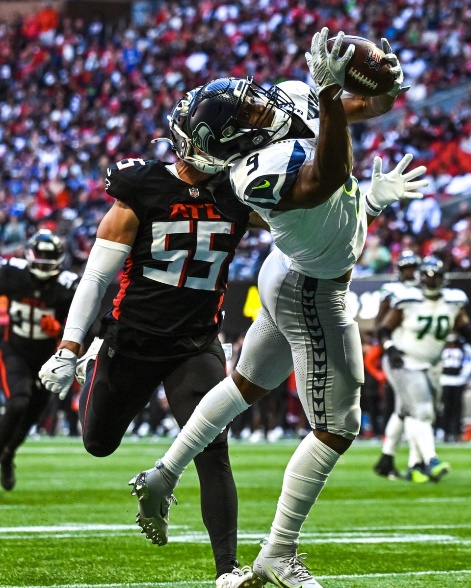 Kenneth Walker III Making a Catch Seattle Seahawks 8x10 NFL