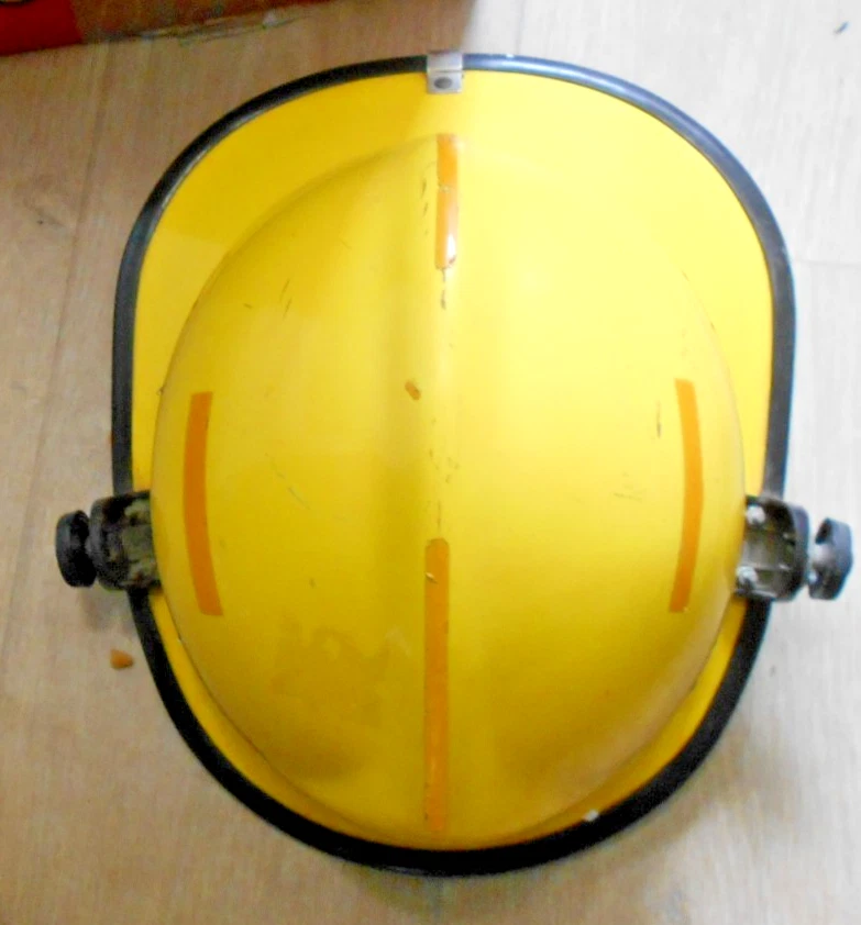 CASCO DE JEFE DE BOMBEROS DE COLECCIÓN CFS [SERVICIO DE BOMBEROS DEL PAÍS] PROTECCIÓN DEL CUELLO Foto 3 de 4