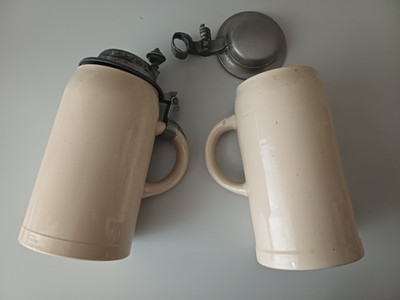 2 alte bayerische Maßkrüge, Steingut mit Zinndeckel (einer lose), 1 Liter