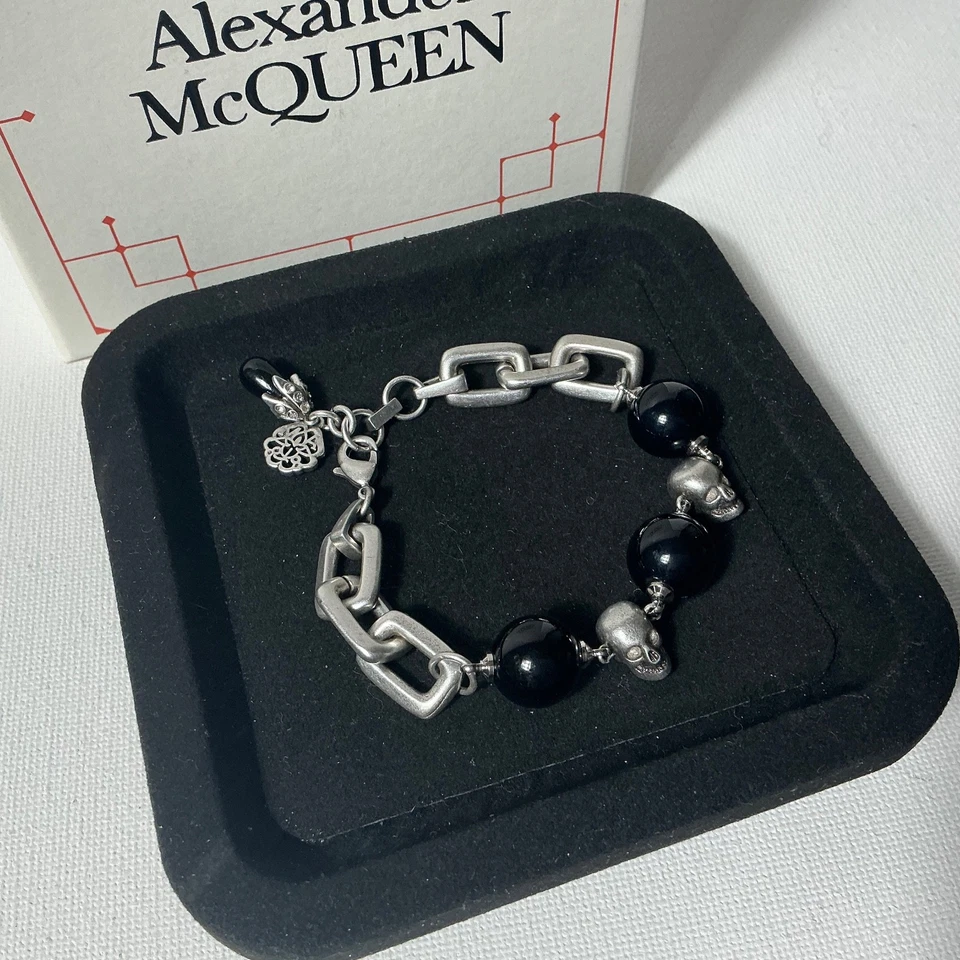 Pulsera Alexander Mcqueen Calavera Plata y Negra Foto 2 de 2