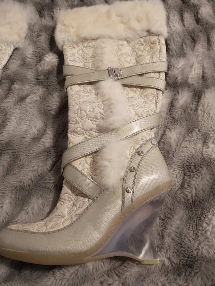 Botas acolchadas blancas Baby Phat vintage con piel sintética y tacón de cuña talla 11B * RARAS* Foto 2 de 4