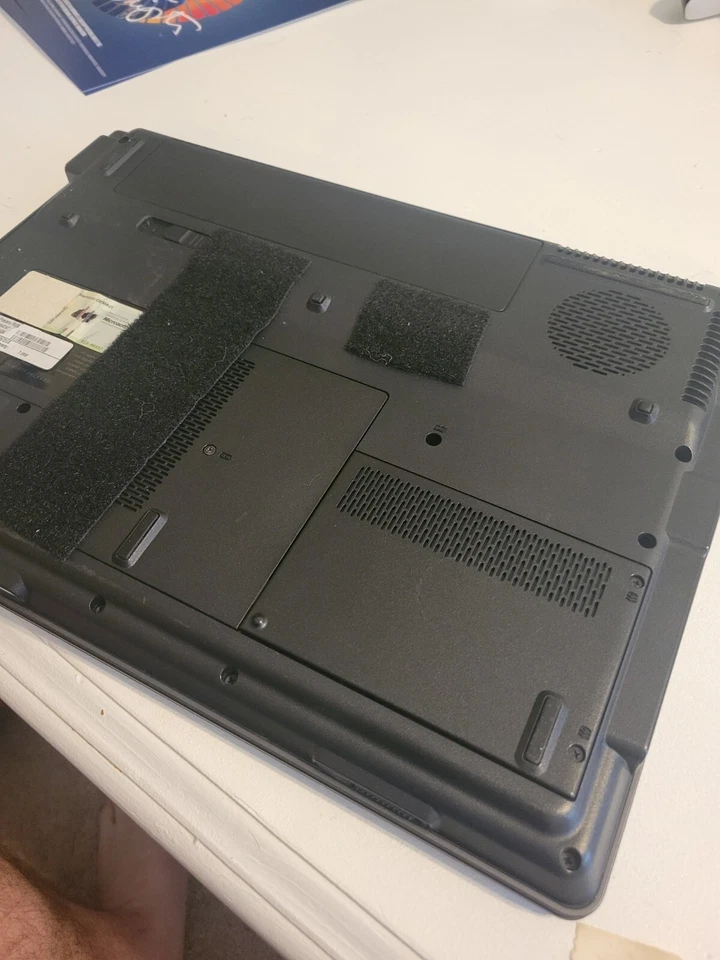 HP Compaq Presario F500 - 2 GB de RAM, sin disco duro, sin sistema operativo. Sin cargador. *SOLO PARA PIEZAS* Foto 4 de 4