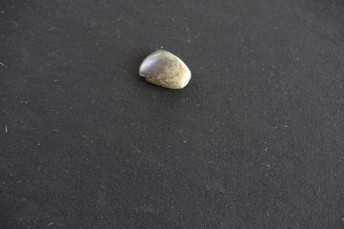 RARE PREHISTORIC AXE HEAD FOUND IN SAHARA DESERT 1 3/4" LENGTH - Picture 3 of 3