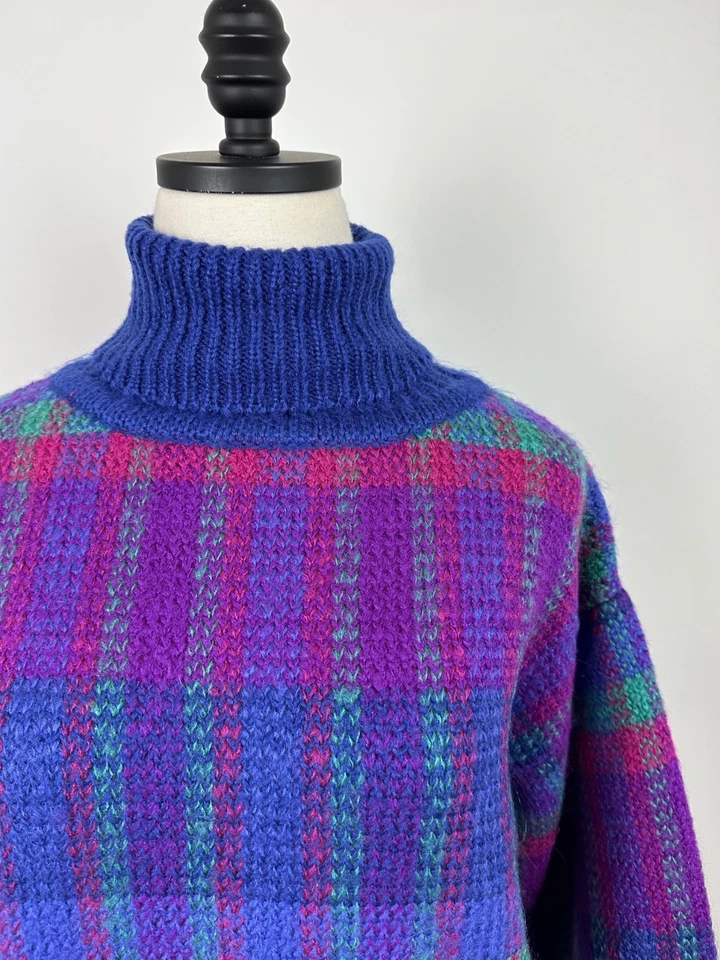 Suéter feminino vintage anos 90 gola alta malha acrílica difusa média xadrez tom joia - Imagem 3 de 4
