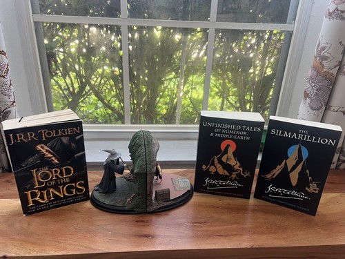 Sideshow Weta Lord Of The Rings - "No Admittance" - Polystone Bookends & 3 Books