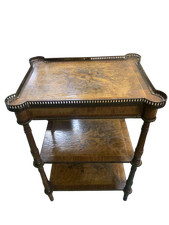 Tavolino francese finemente intarsiato con ringhierina dorata stile Napoleone...