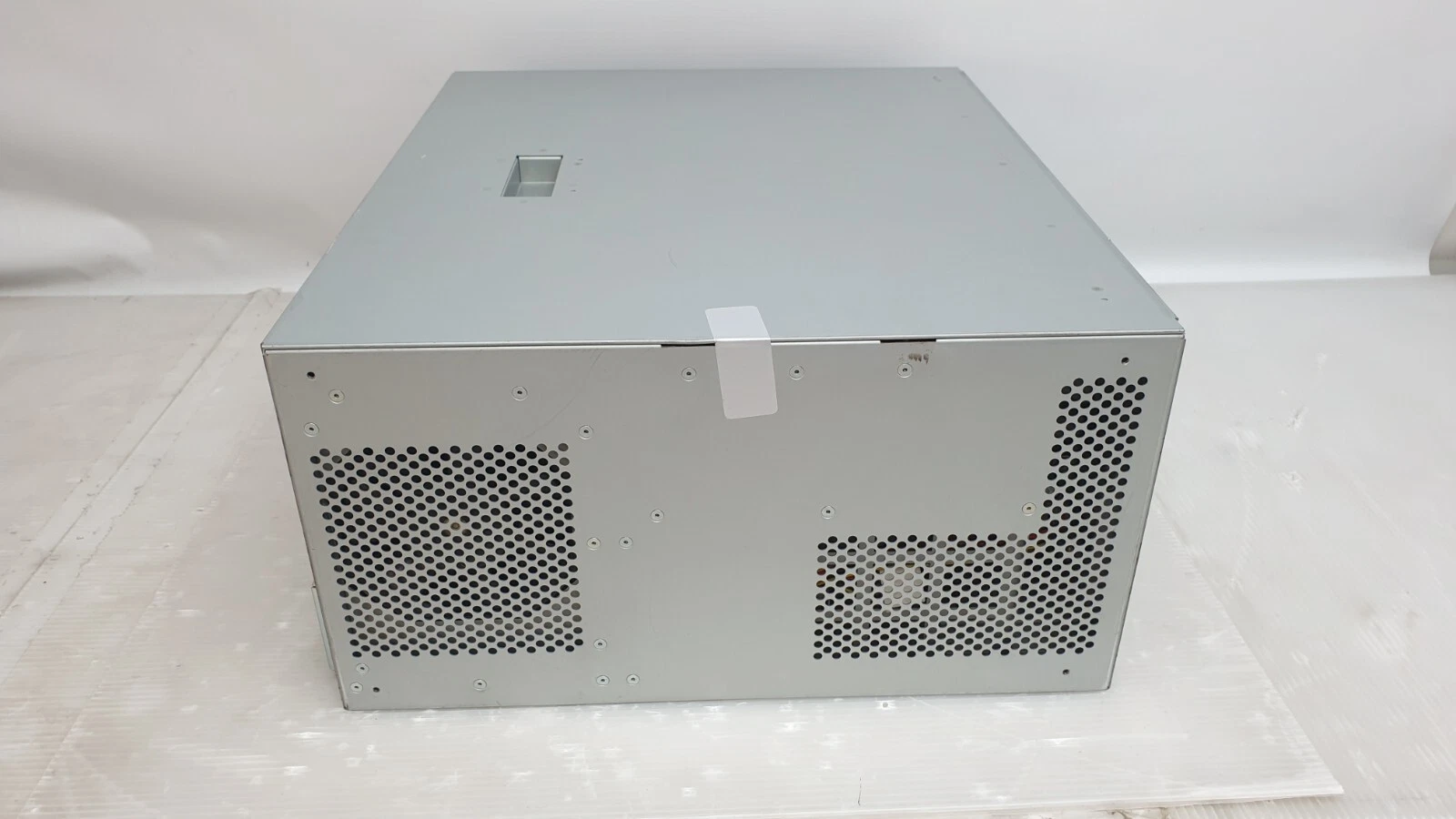 Back and top of the PFU PDS-BXXE200A steel chassis with ventilation grilles