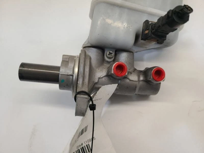 Cilindro maestro de freno KIA SORENTO 2011-2013 2,4 L AT Foto 4 de 4