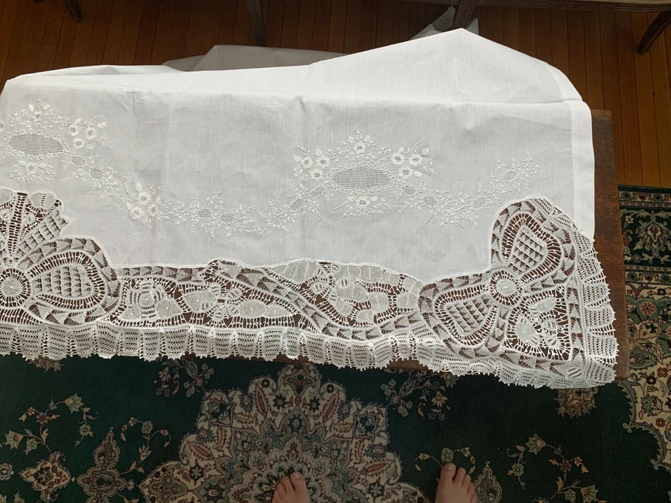 Hecho a mano, bordado de lino y encaje. Sábana plana y dos fundas de almohada, Brasil, 2015 Foto 2 de 4