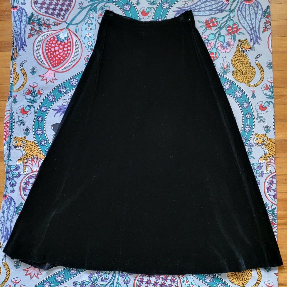 VINTAGE BLACK FUZZY PANT / SKIRT BELT PREOWNED TOTAL OF 36\
