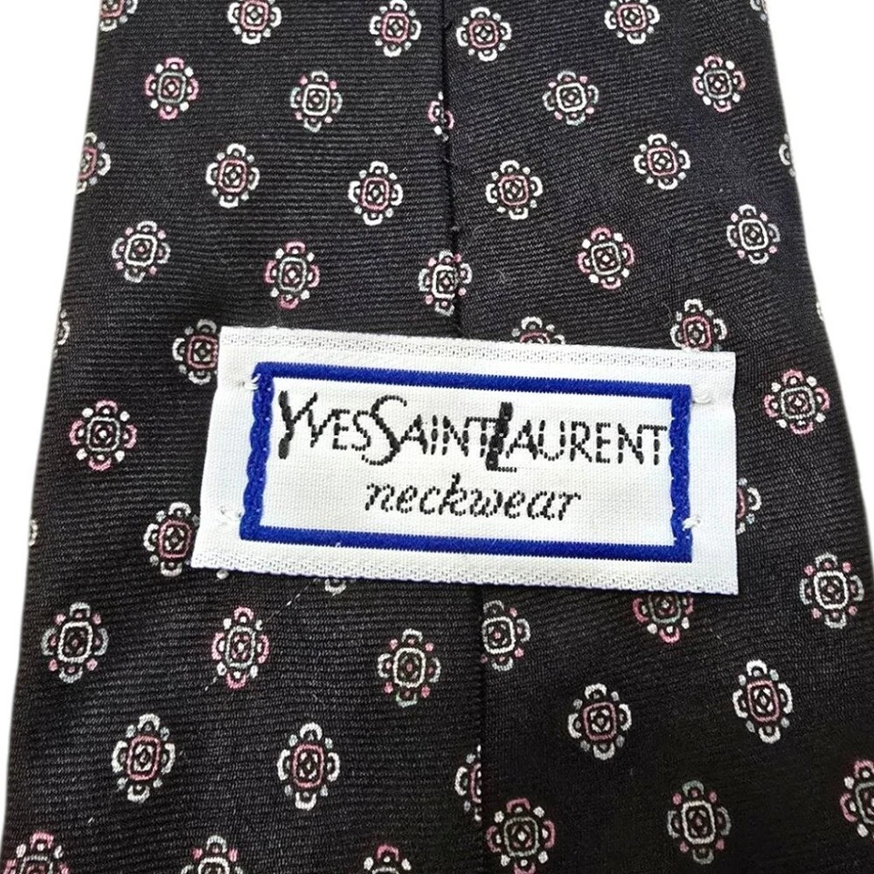 Corbata de seda Yves Saint Laurent negra con estampado de medallón Foto 4 de 4