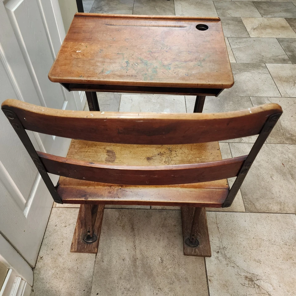 Escritorio escolar infantil antiguo de 1900 de colección de madera vieja, patas de hierro, respaldo curvo Foto 4 de 4