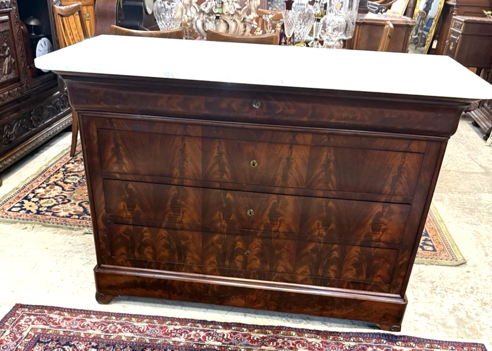 Cofre francés Louis Philippe | Armario aparador superior de mármol blanco caoba flameado Foto 3 de 4