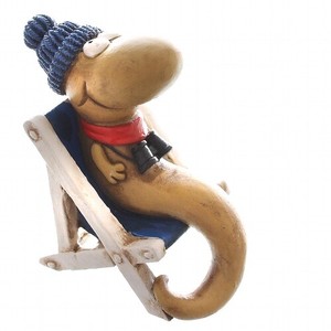 Figur Wattwurm mit Mütze im Klappstuhl Liegestuhl Strand Urlaub Comic