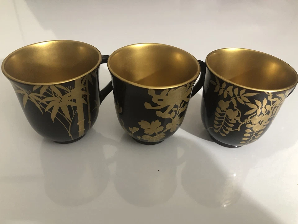 JUEGO DE TAZAS Y PLATILLOS DE MADERA LACADA JAPONESES DEL PERÍODO OCUPADO VINTAGE DE LOS AÑOS 40 / 3 Foto 3 de 4