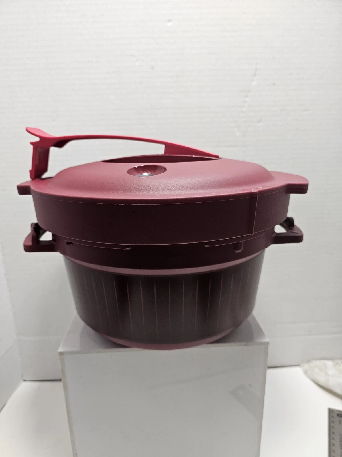 TUPPERWARE 3 qt Microwave Pressure Cooker #7643A-2 Pomegranate 2015 EUC!