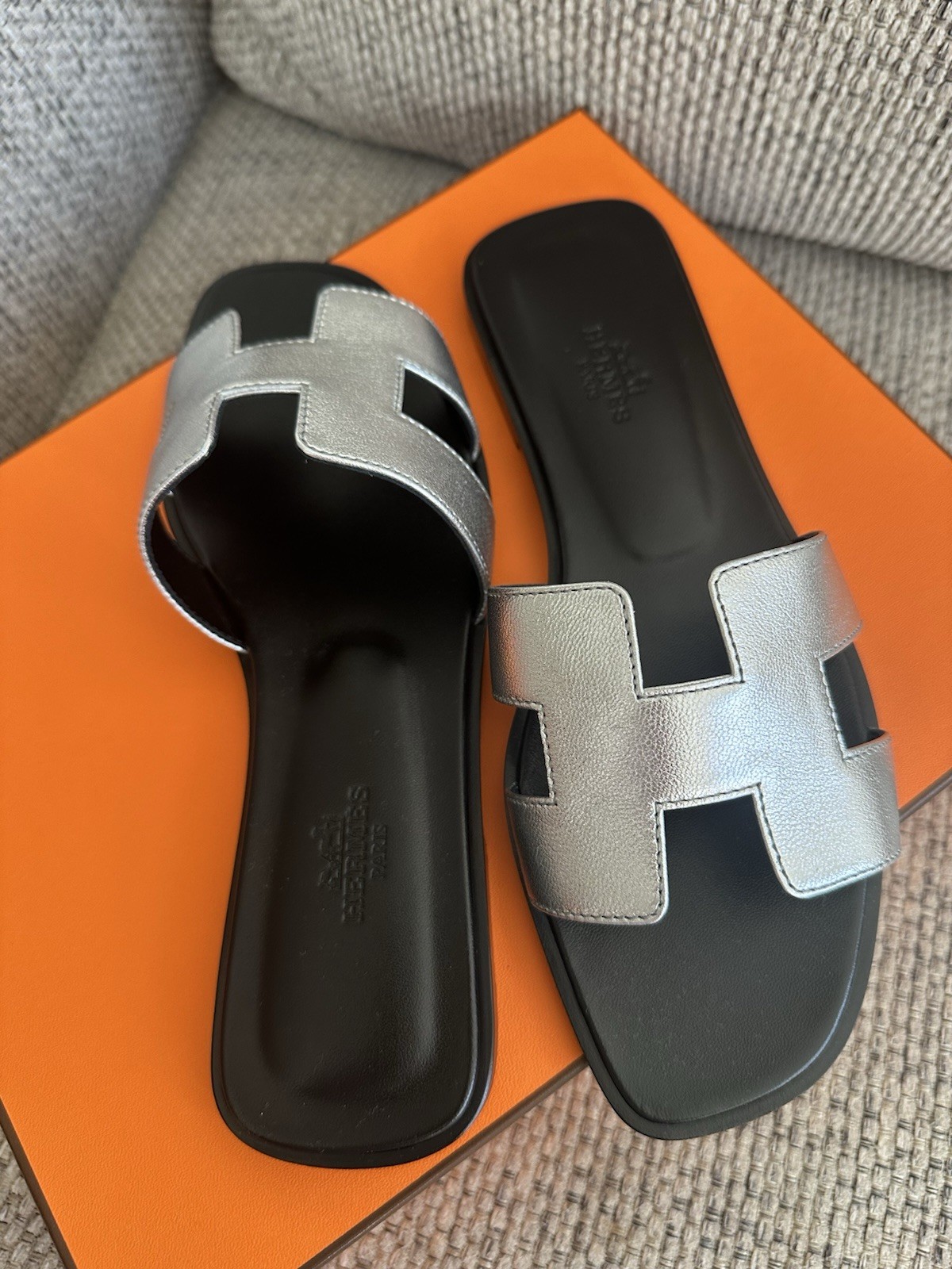 Size 38EU NEW in Box HERMÈS Gris Argenté Calfskin ORAN Sandals thumbnail 4