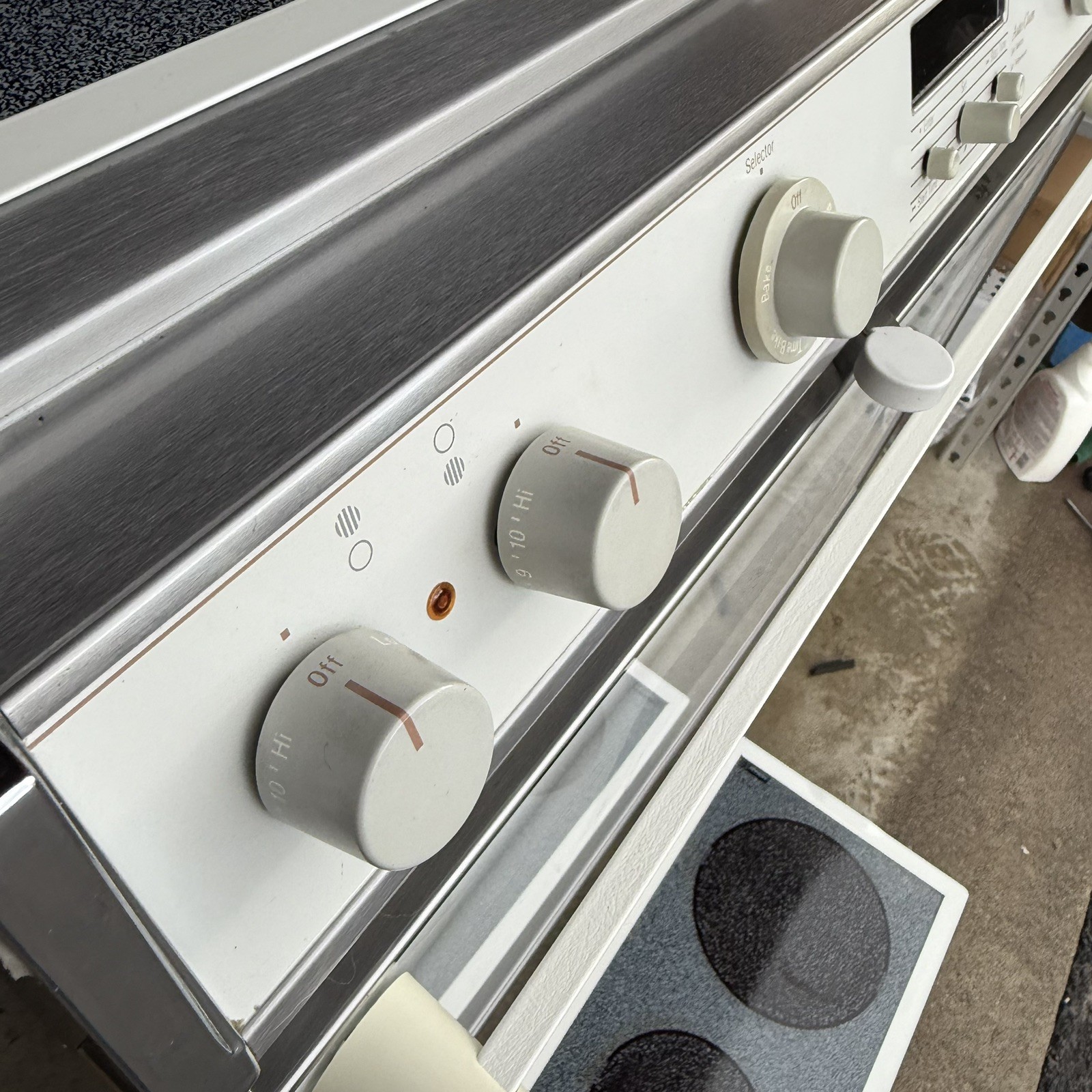 Jenn-Air 30” S136W Electric Range Downdraft - with Grill / 4-Burners Cartridges