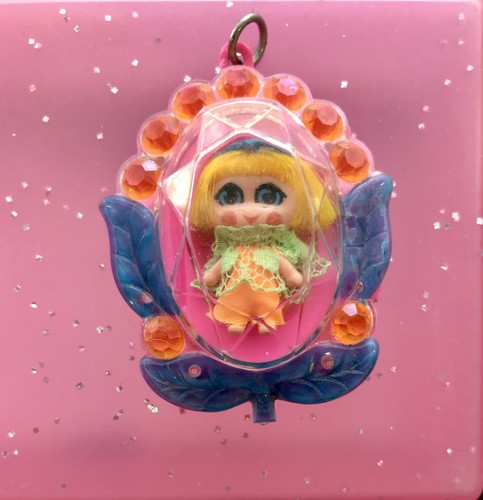 *Rara* Collana Medaglione Fiore Gioielli Liddle Kiddles Vintage con Bambola Capelli Gialli