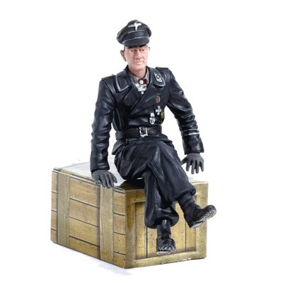 1/16 Figur Hauptmann Michael Wittmann sitzend