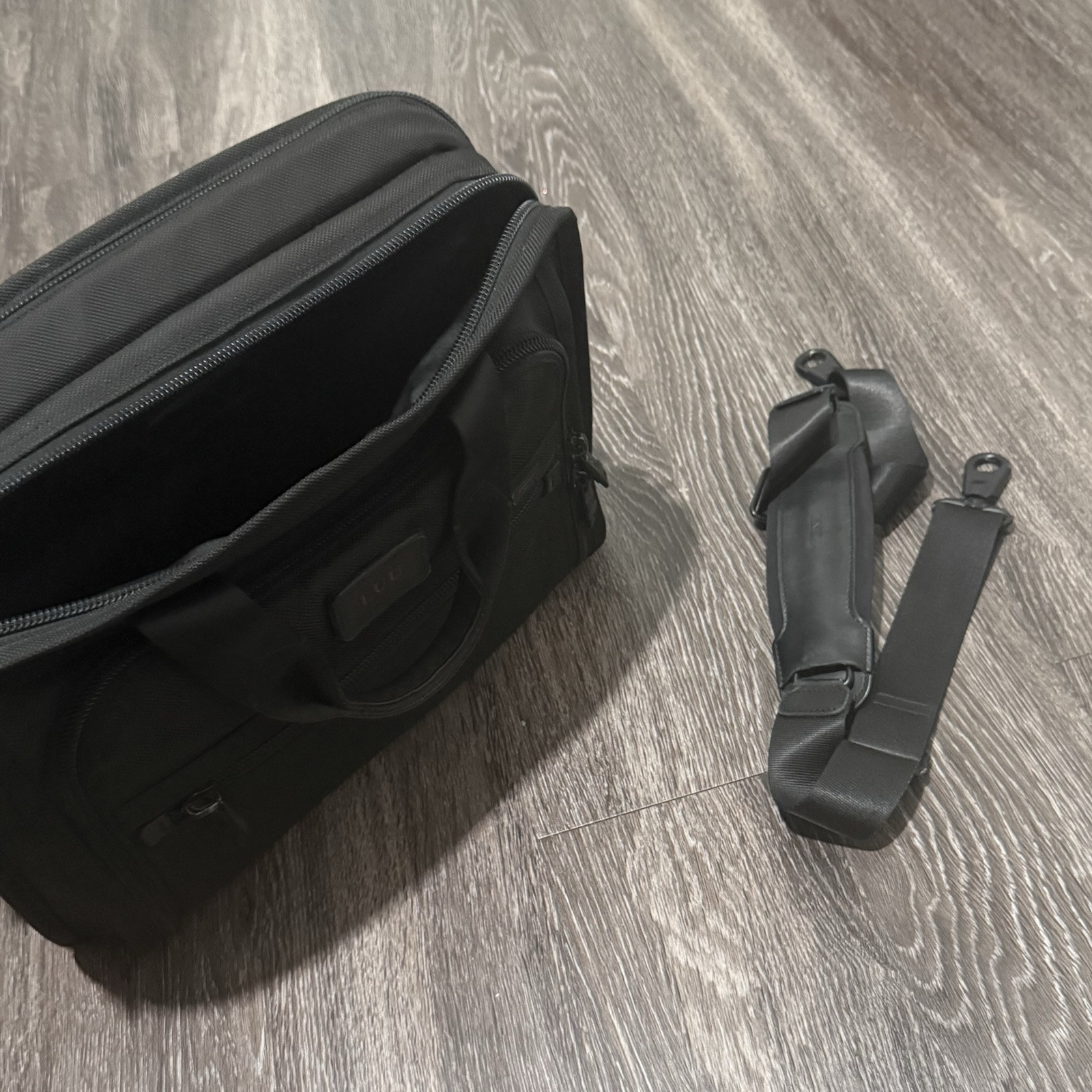 TUMI LUU Compact Large Screen Computer Brief Case… - image 14