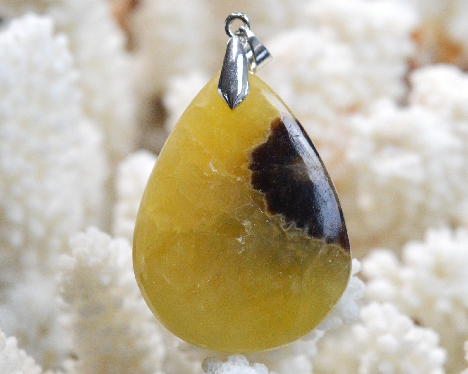 Pendentif Septaria 70 carats : cabochon en pierre naturelle contre le stress de Madagascar
