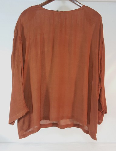 LIGHT WEIGHT GAUZE LIKE WOMEN'S TOP 100% RAYON, RELAXED FIT SEE MEASUREMENTS