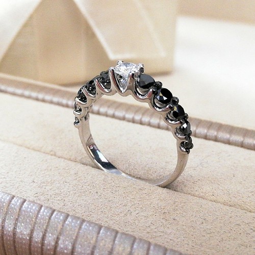 Anello Eternity oro BIANCO 18kt DIAMANTI NERI e DIAMANTE 0,20 carati G - Vvs1 - Foto 2 di 9