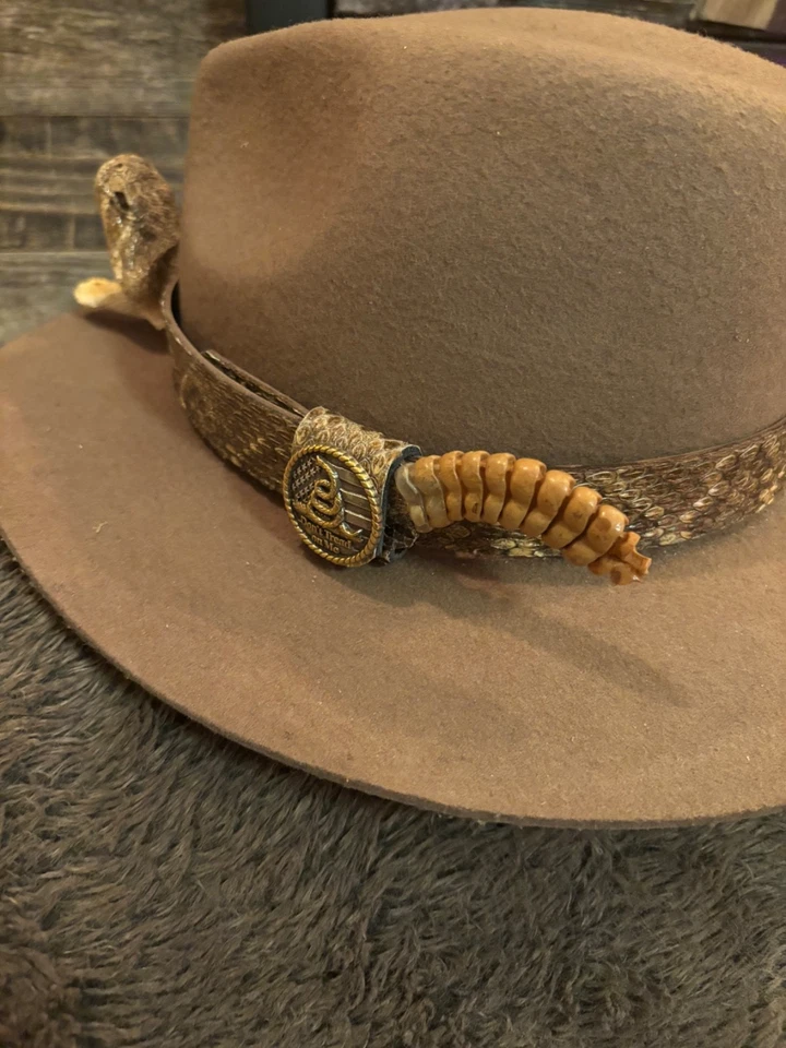 Real Diamondback rattlesnake hat band with With Head and Rattles. - Image 3 of 4