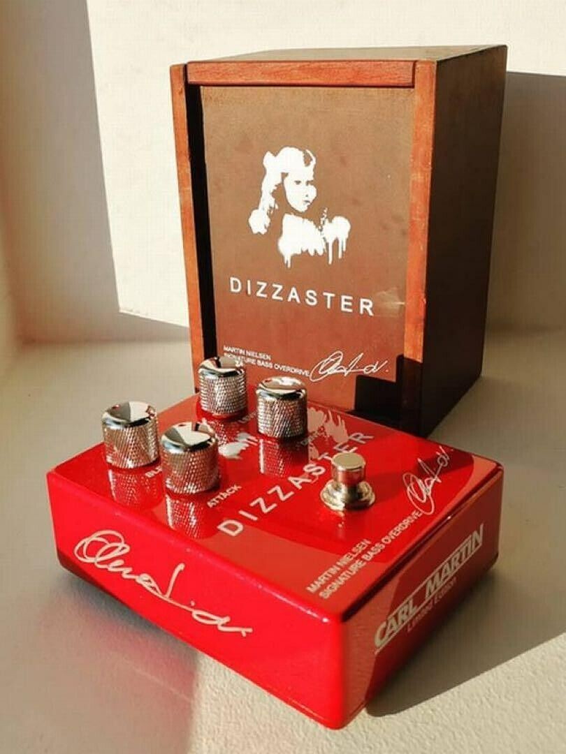 Dizzy Mizz Lizzy CARL MARTIN DIZZASTER Bass Effektor mit Holzbox & Etui JP FS