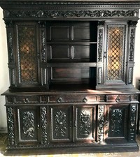 Credenza antica, in noce, con vetrinette, primi del’900 stile’600. A  due corpi