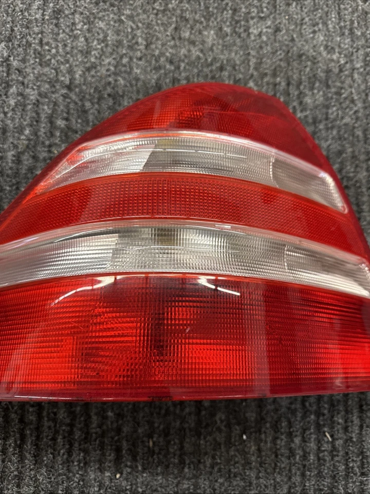 Luz trasera izquierda lado del conductor Mercedes Benz S500 W220 2002. Mercedes Original OEM Foto 3 de 4