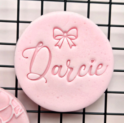 Individueller Name Plätzchen Stempel mit Schleife | Personalisierter Fondant Präger - Geburtstag M&S