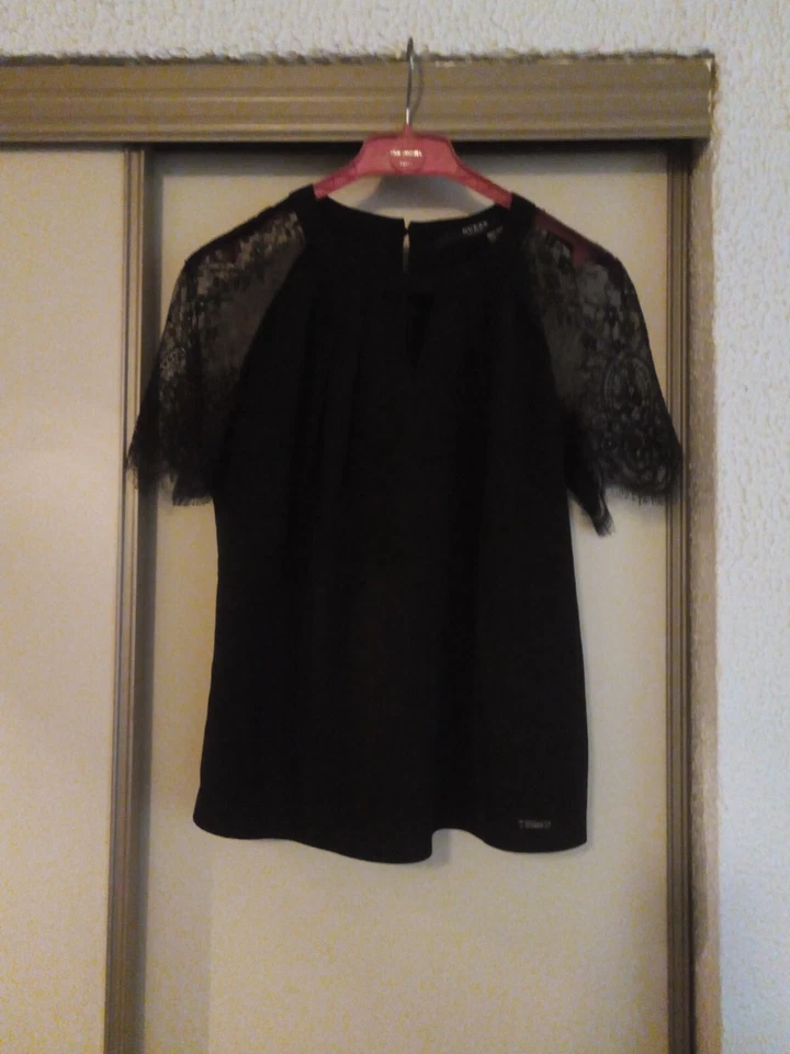 Tee shirt femme marque Guess noir avec manches courtes en dentelle Taille S - Photo 3/4