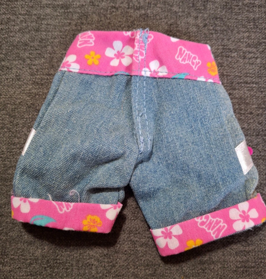 CALÇÕES JEANS DE SUBSTITUIÇÃO DE ROUPAS NANCY FAMOSA acabamento com estampa rosa - Imagem 2 de 2