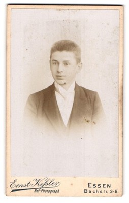 Fotografie Ernst Keßler, Essen, Bachstr. 2-6, Portrait Knabe im Anzug mit Schli 