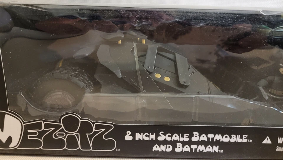 Batman The Dark Knight Rises Batimóvil Escala 2" y Batman 2012 DC Mez-itz Foto 3 de 4